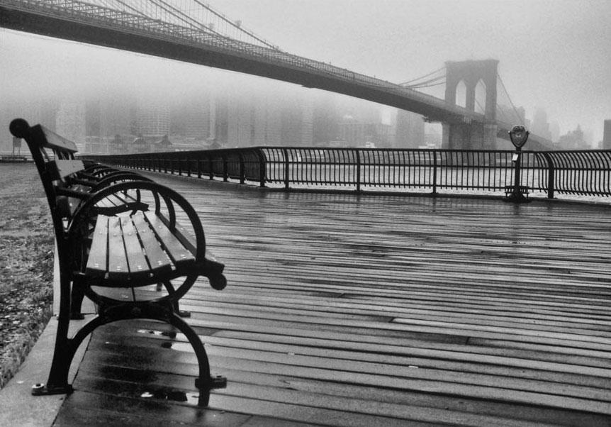 Fototapet - Autumn Day in New York - Architecture of a city bridge in foggy weather-Fototapeter-Artgeist-peaceofhome.se