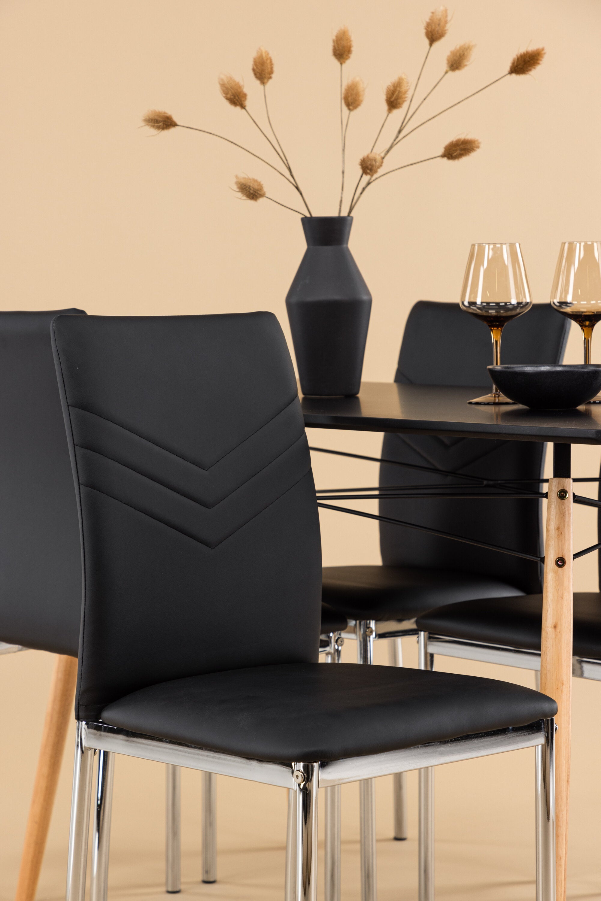 Matgrupp Danburi med 4 stycken stolar Lily-GR Dining Set-Venture Home-peaceofhome.se