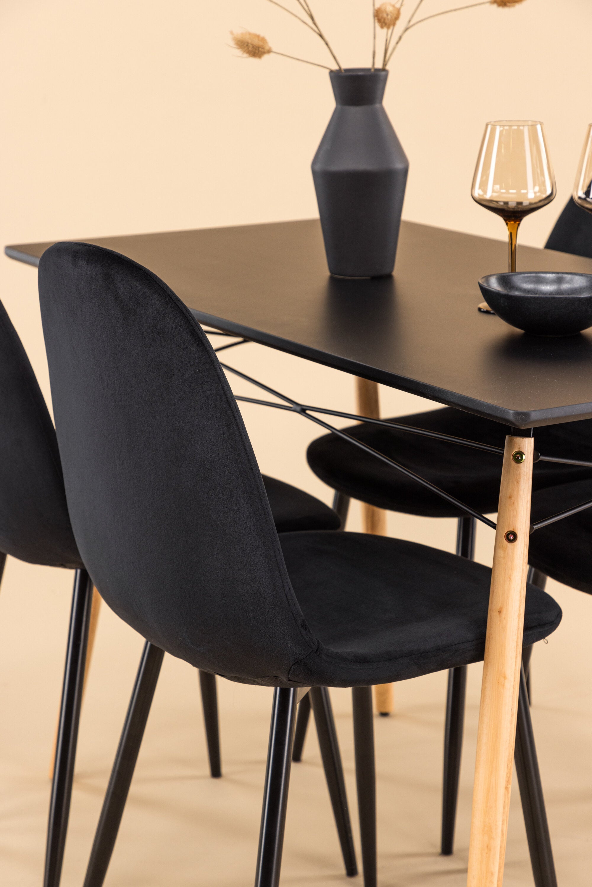 Matgrupp Danburi med 4 stycken stolar Polar-GR Dining Set-Venture Home-peaceofhome.se