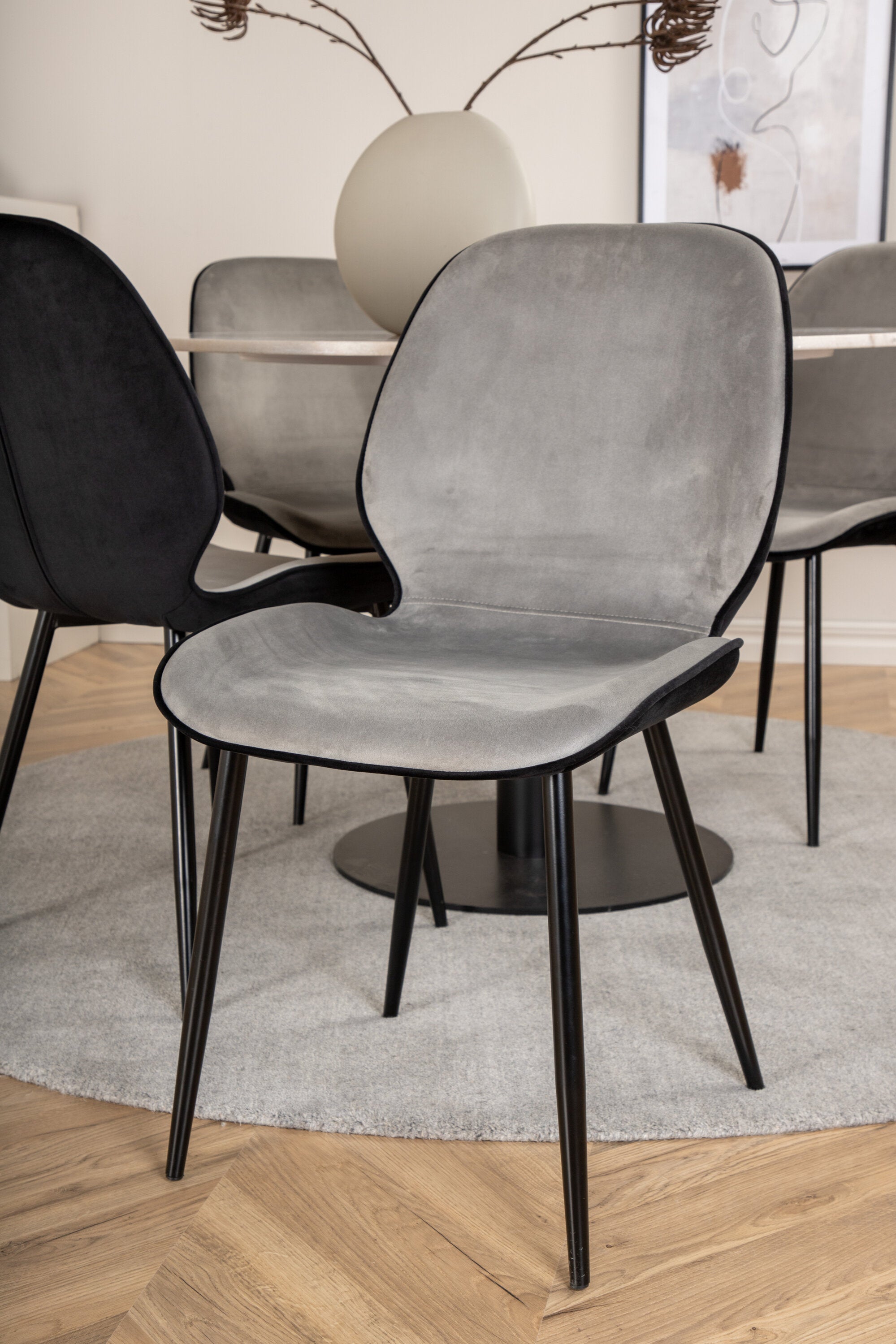 Matgrupp Estelle med stolarna Emma-GR Dining Set-Venture Home-peaceofhome.se