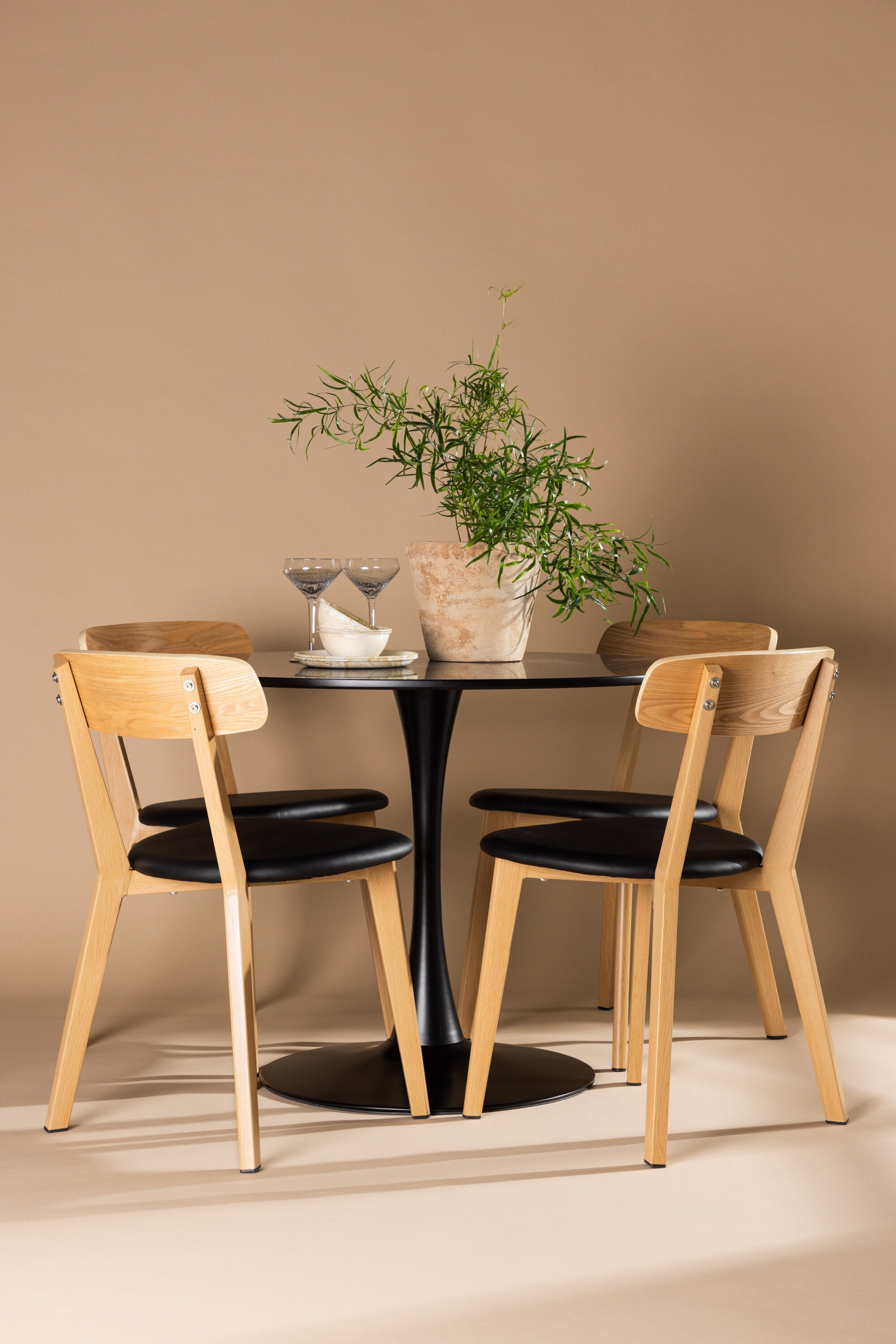 Matgrupp Glade med 4st matstolar Sanjos-GR Dining Set-Venture Home-peaceofhome.se