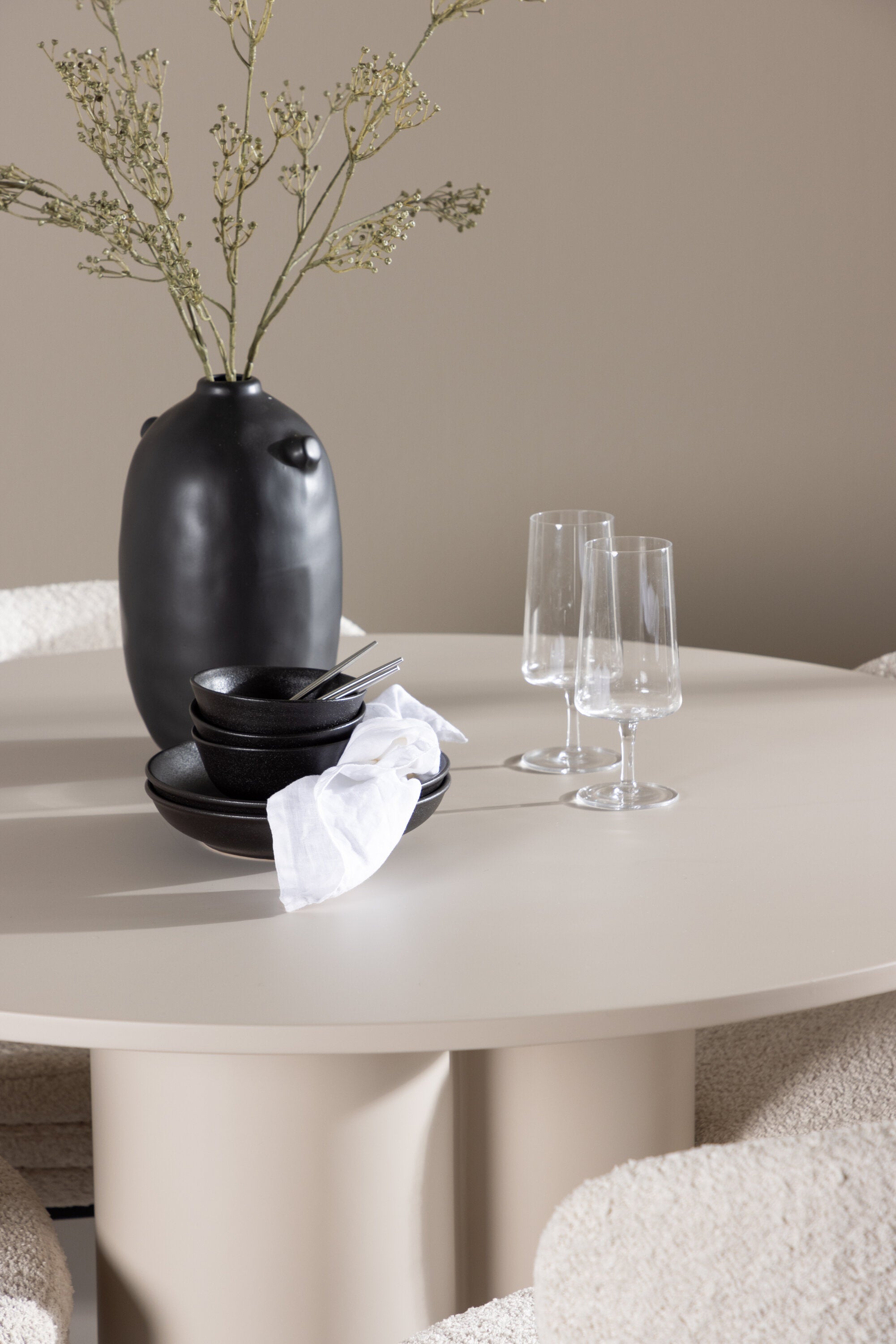 Olivia Matbord med Agnes Matstol-GR Dining Set-Venture Home-peaceofhome.se