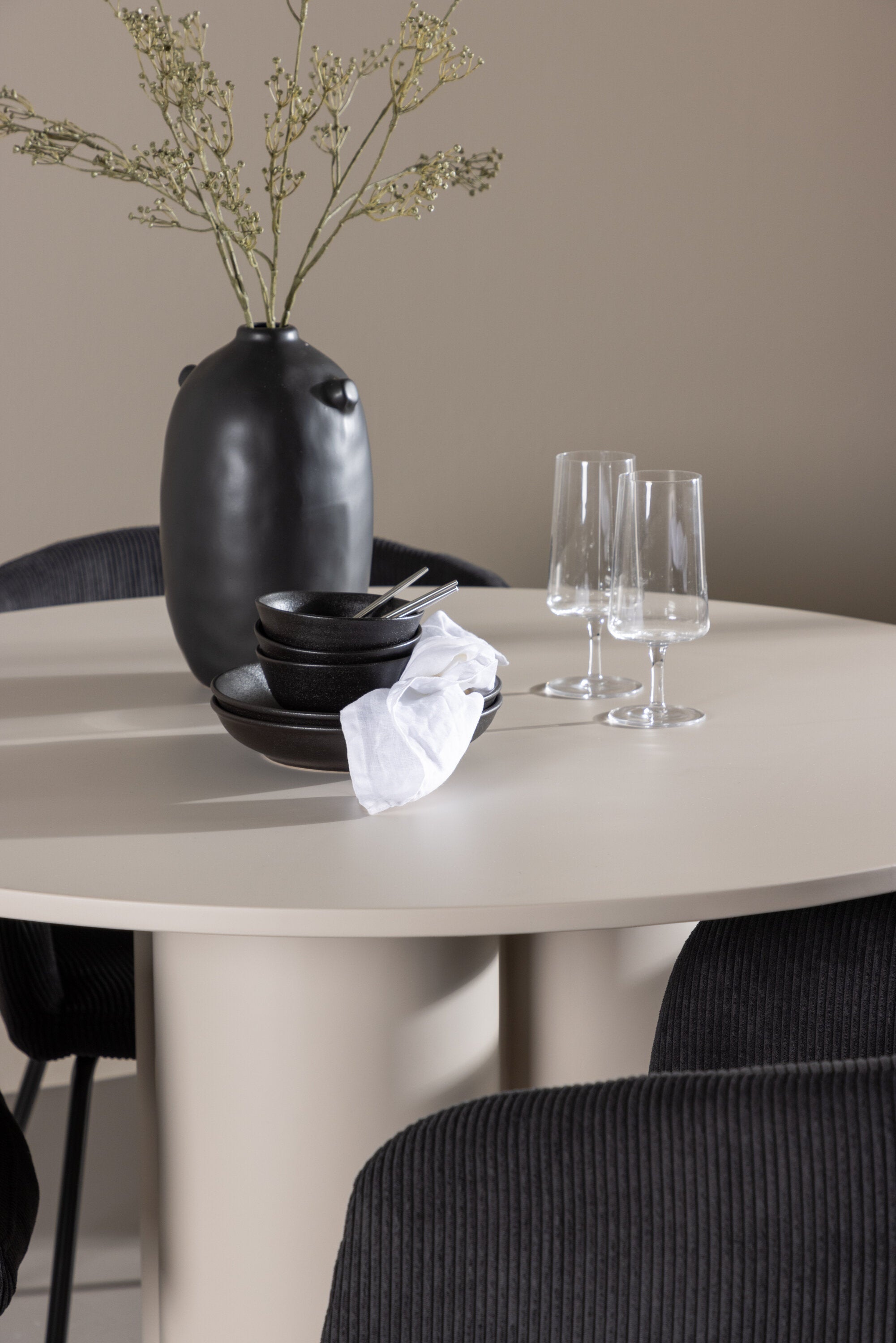 Olivia Matbord med Berit Matstol-GR Dining Set-Venture Home-peaceofhome.se