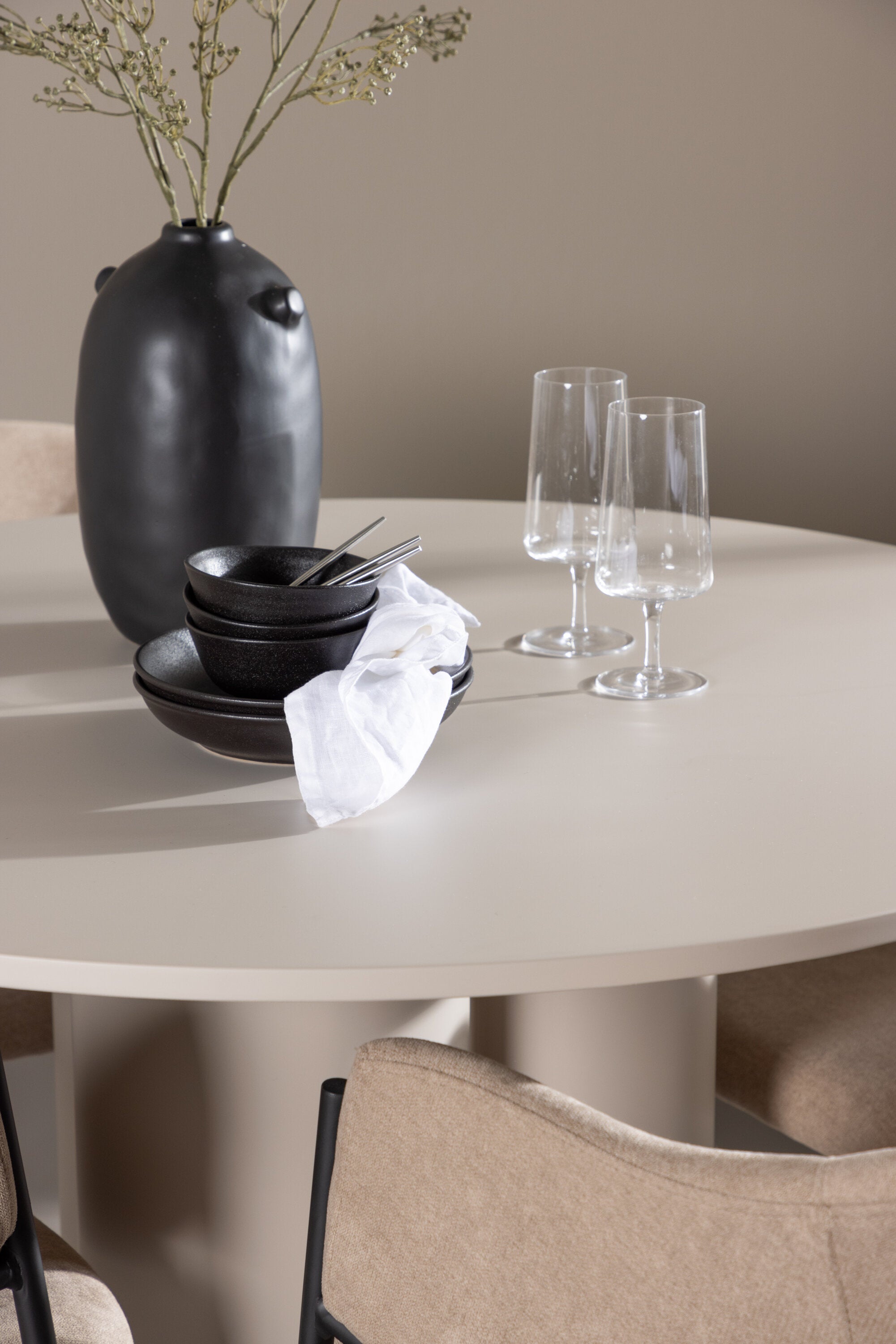 Olivia Matbord med Evelina Matstol-GR Dining Set-Venture Home-peaceofhome.se