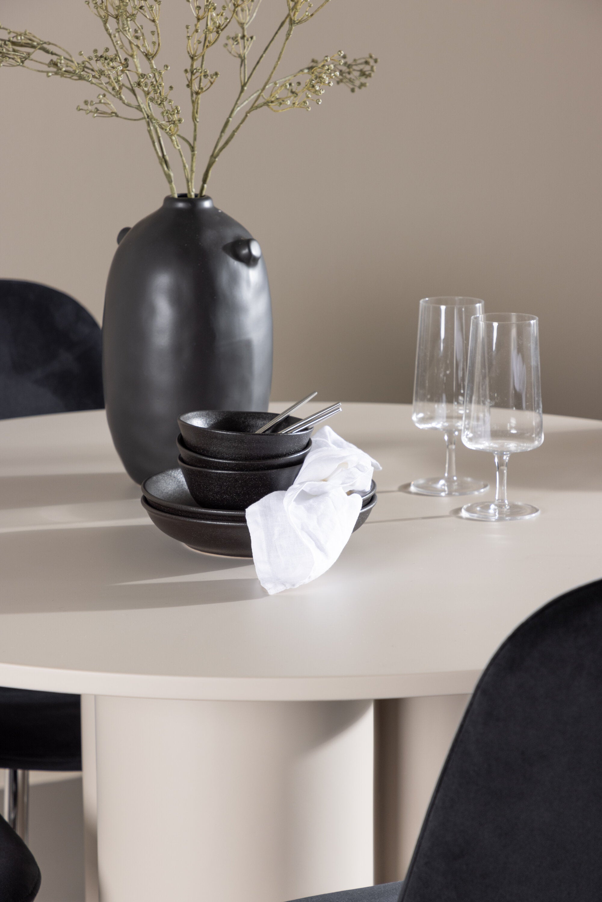 Olivia Matbord med Polar Matstol-GR Dining Set-Venture Home-peaceofhome.se