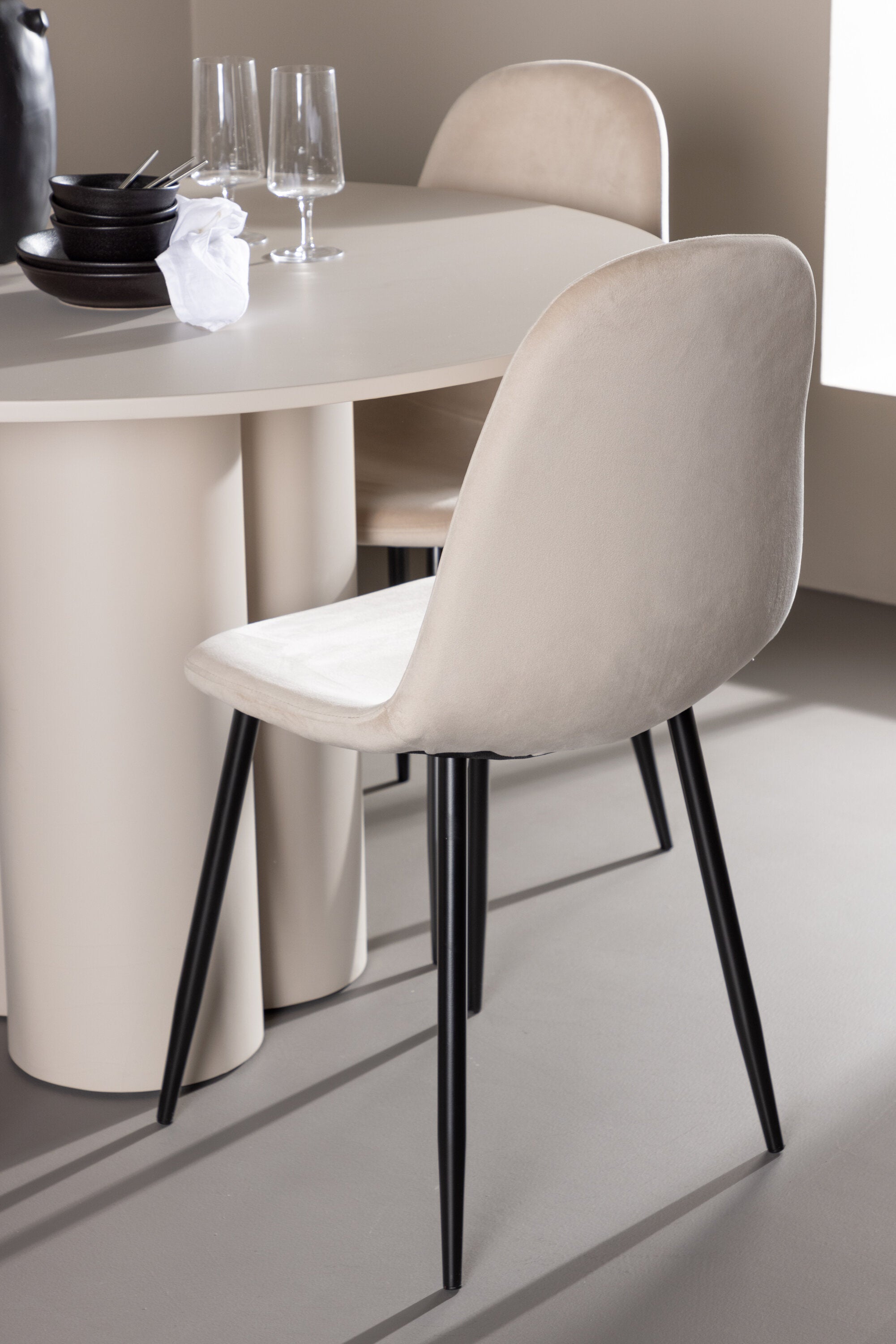 Olivia Matbord med Polar Matstol-GR Dining Set-Venture Home-peaceofhome.se