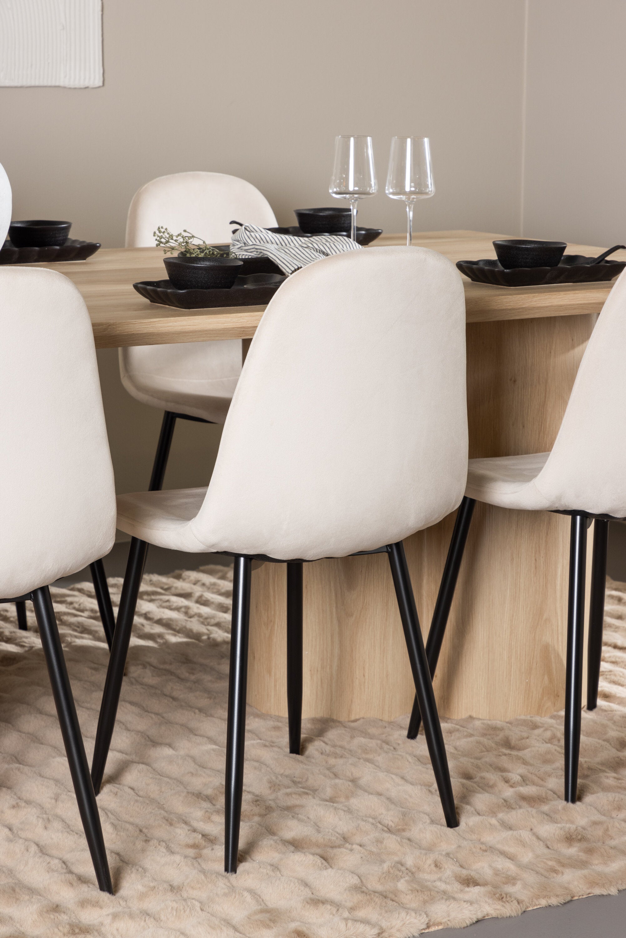 Olivia Matbord med Polar Matstol-GR Dining Set-Venture Home-peaceofhome.se