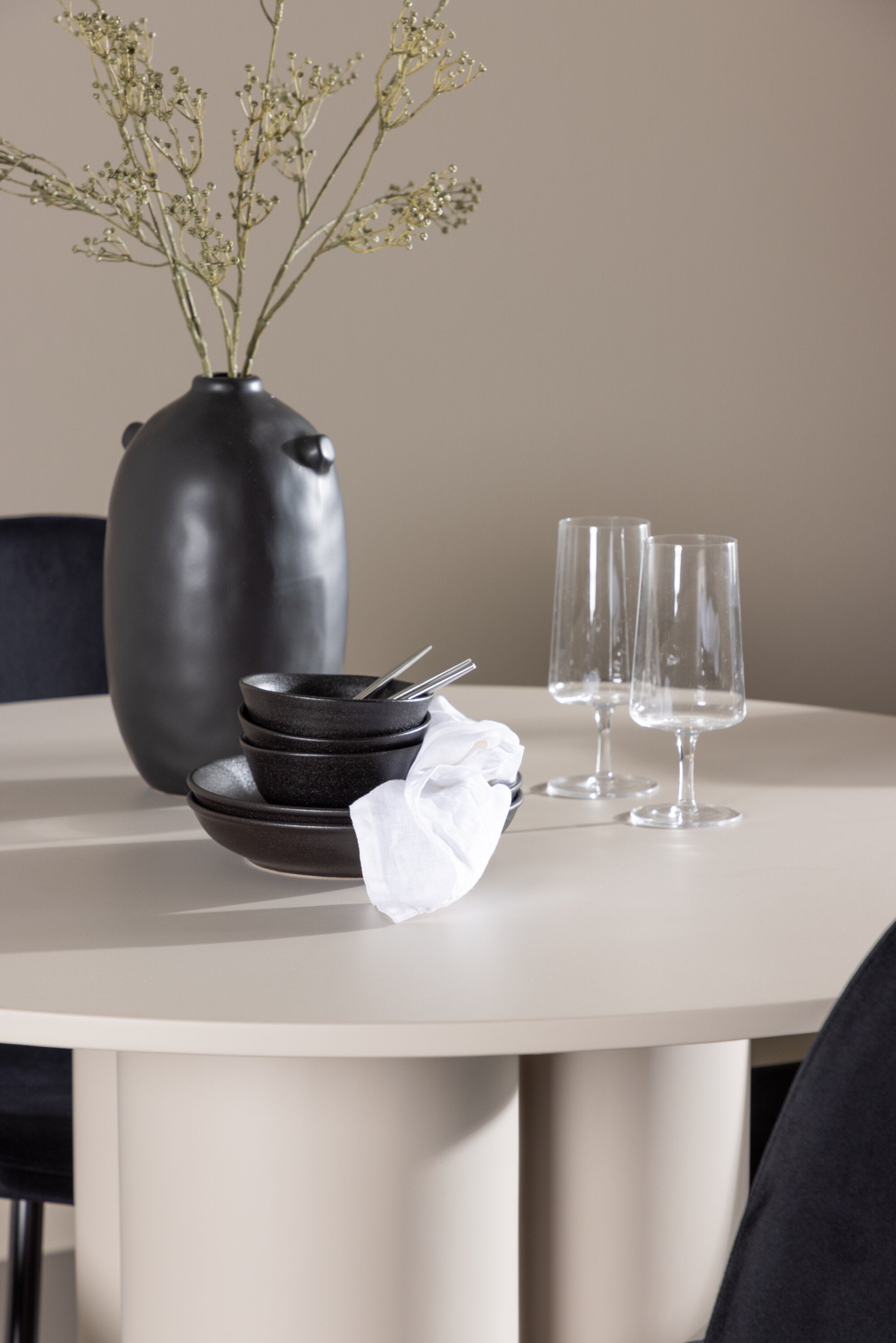 Olivia Matbord med Polar Matstol-GR Dining Set-Venture Home-peaceofhome.se