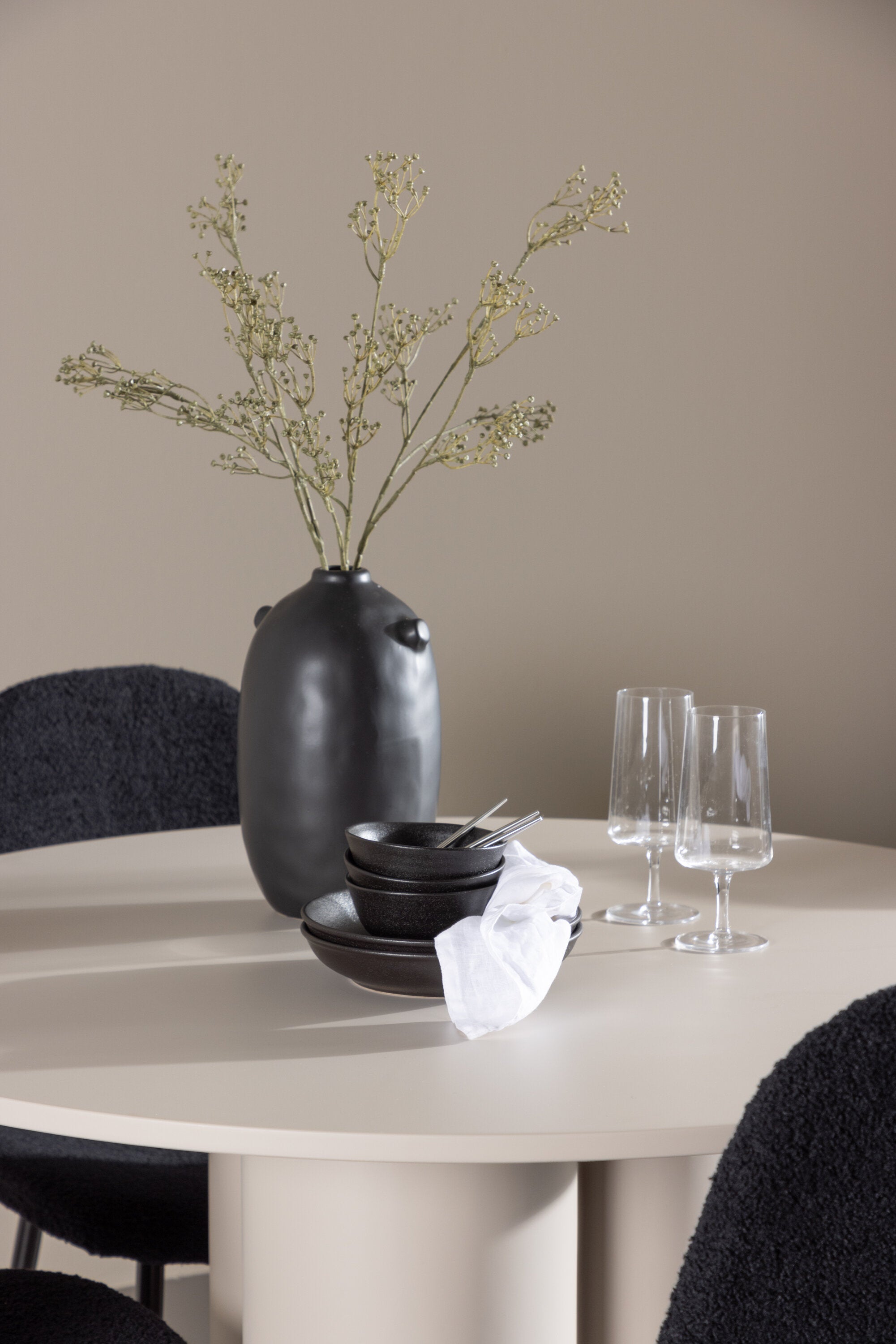 Olivia Matbord med Polar Matstol-GR Dining Set-Venture Home-peaceofhome.se