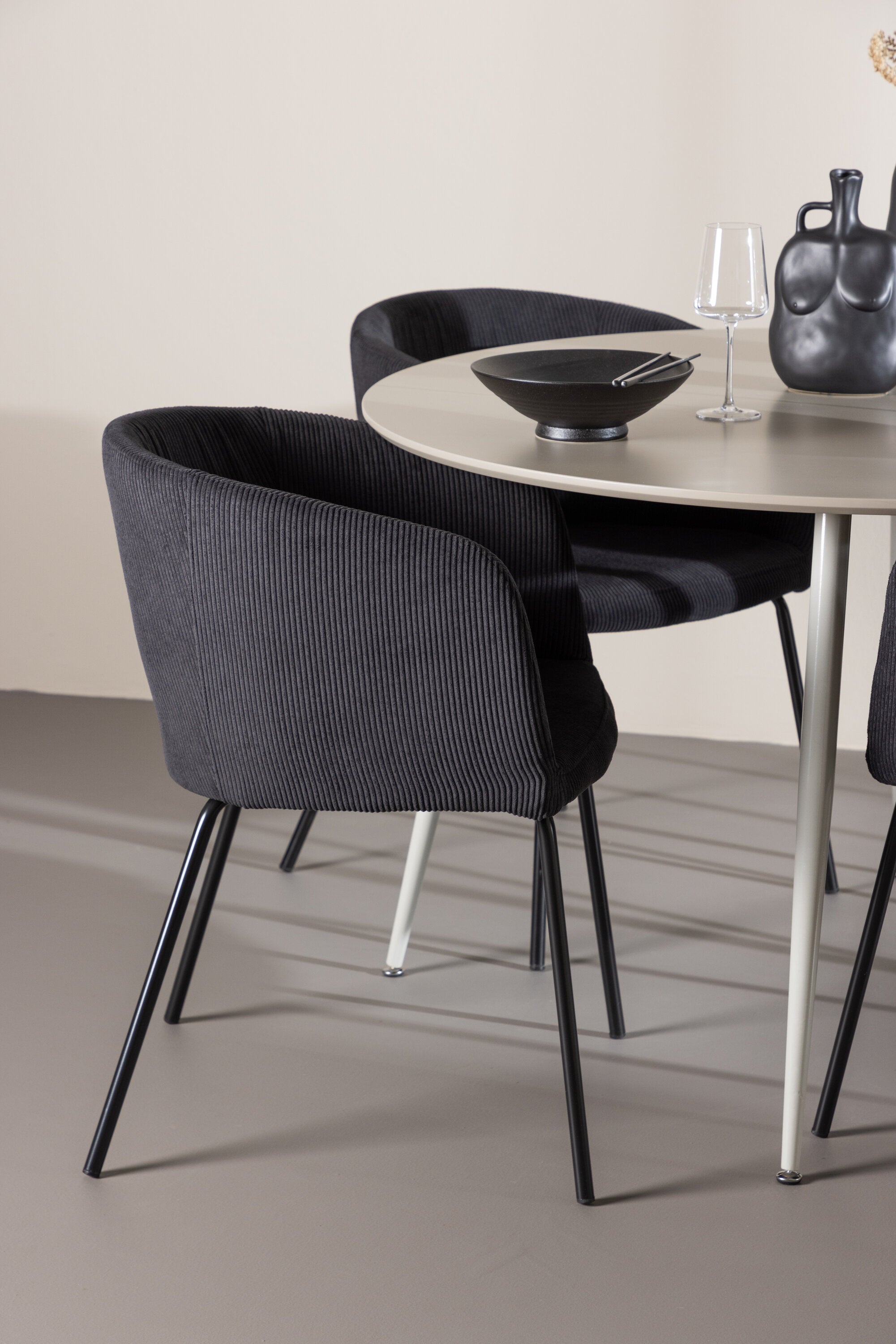 Plaza Matbord med Berit Matstol-GR Dining Set-Venture Home-peaceofhome.se