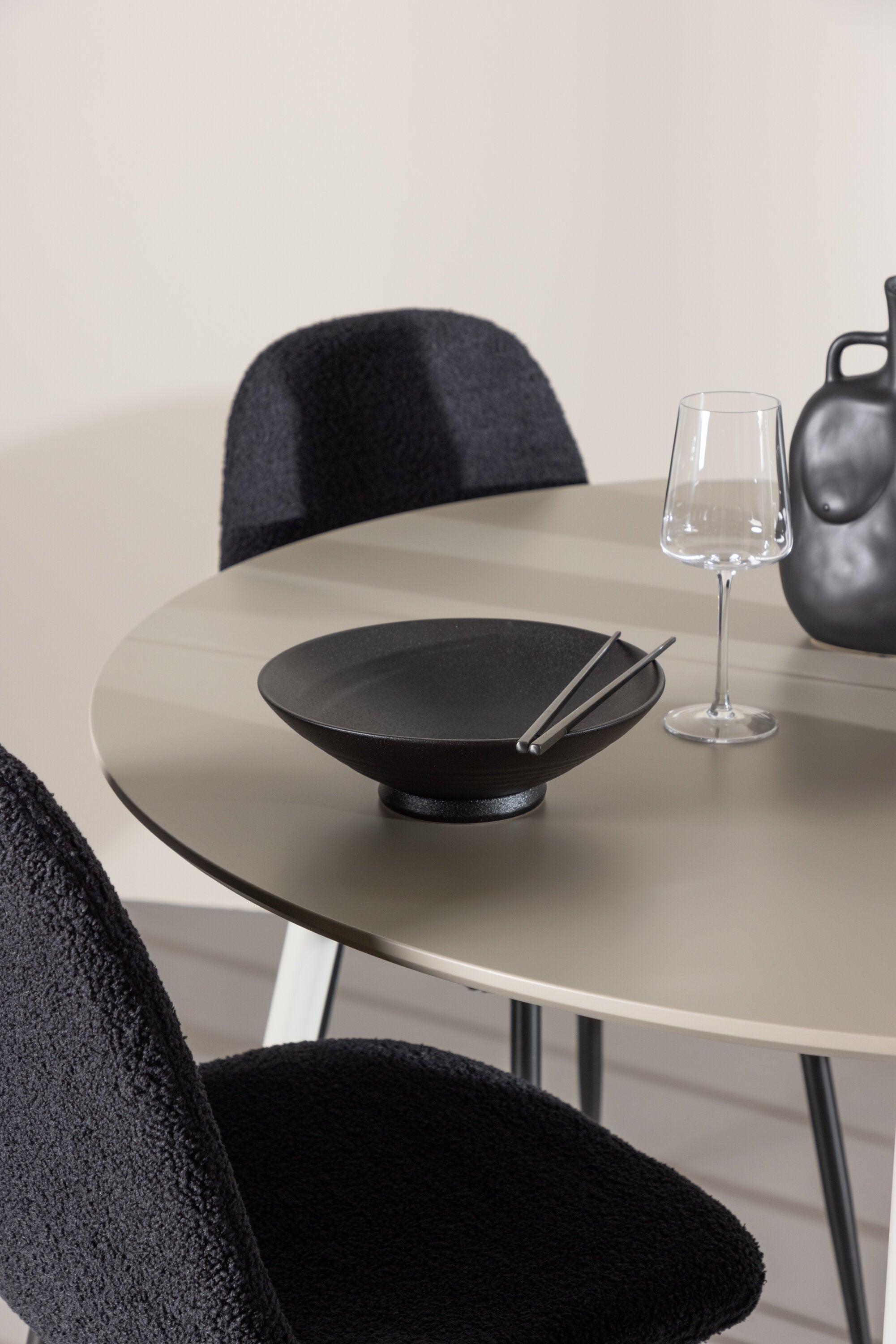 Plaza Matbord med Polar Matstol-GR Dining Set-Venture Home-peaceofhome.se