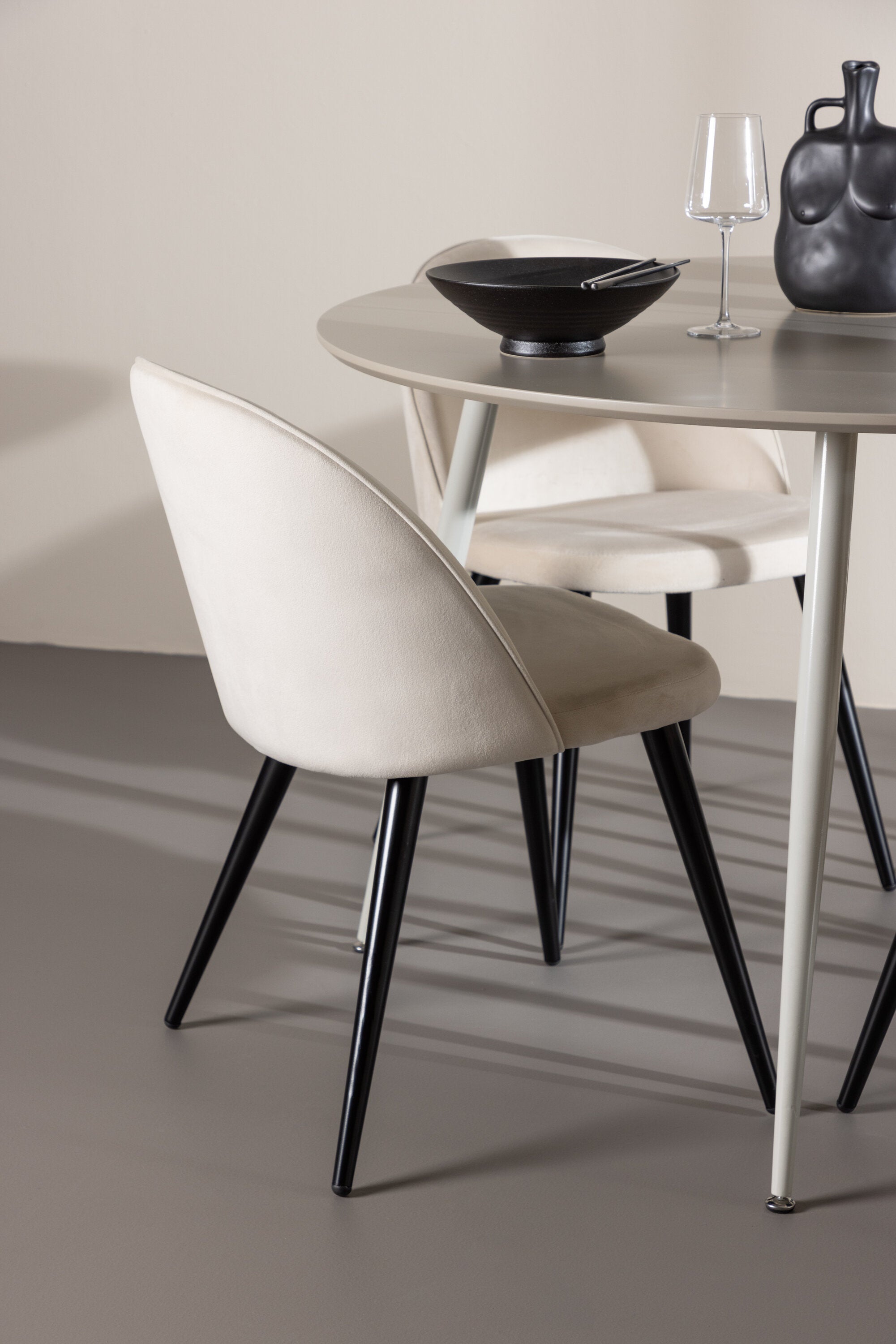 Plaza Matbord med Velvet Matstol-GR Dining Set-Venture Home-peaceofhome.se