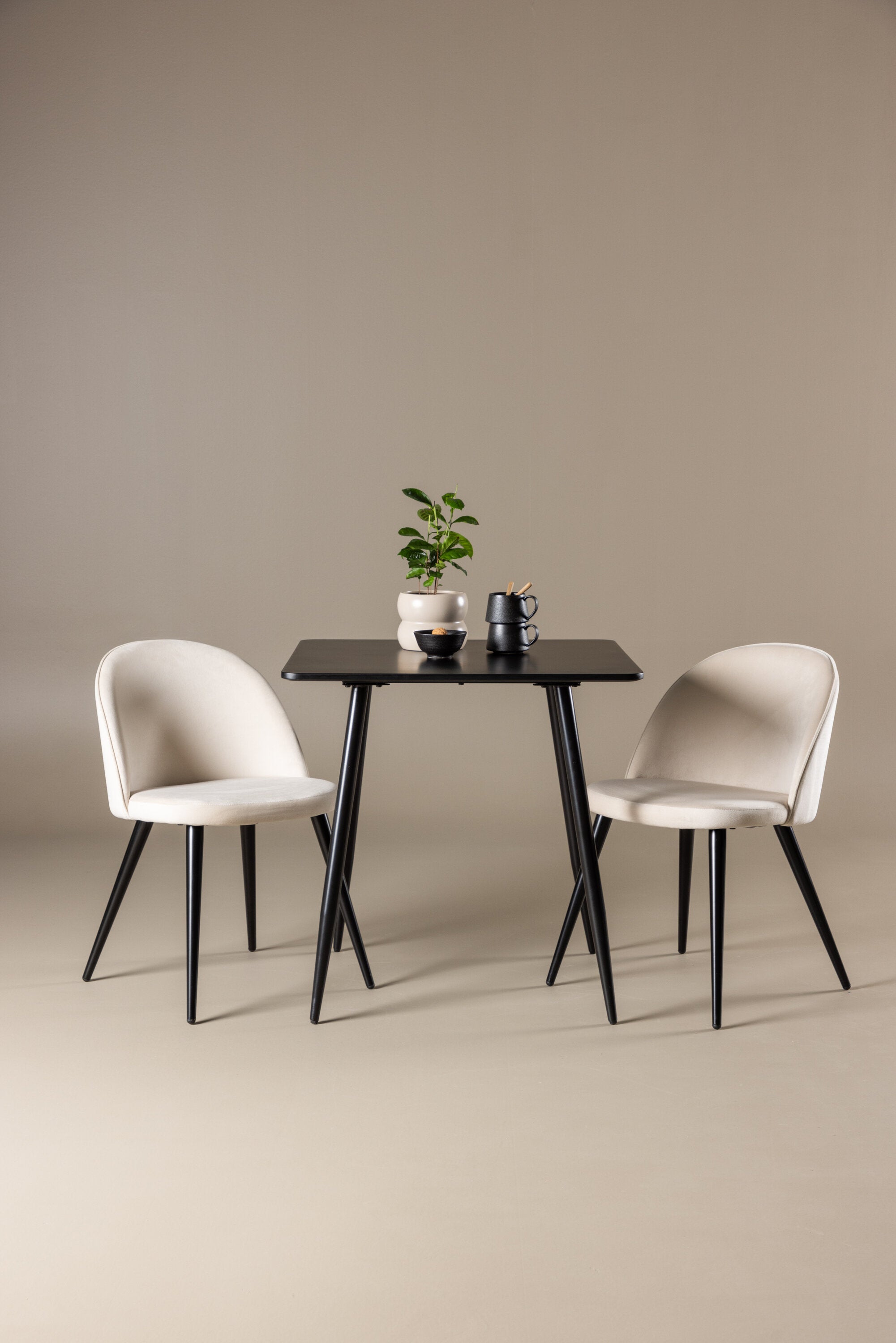 Polar Matbord med Velvet Matstol-GR Dining Set-Venture Home-peaceofhome.se