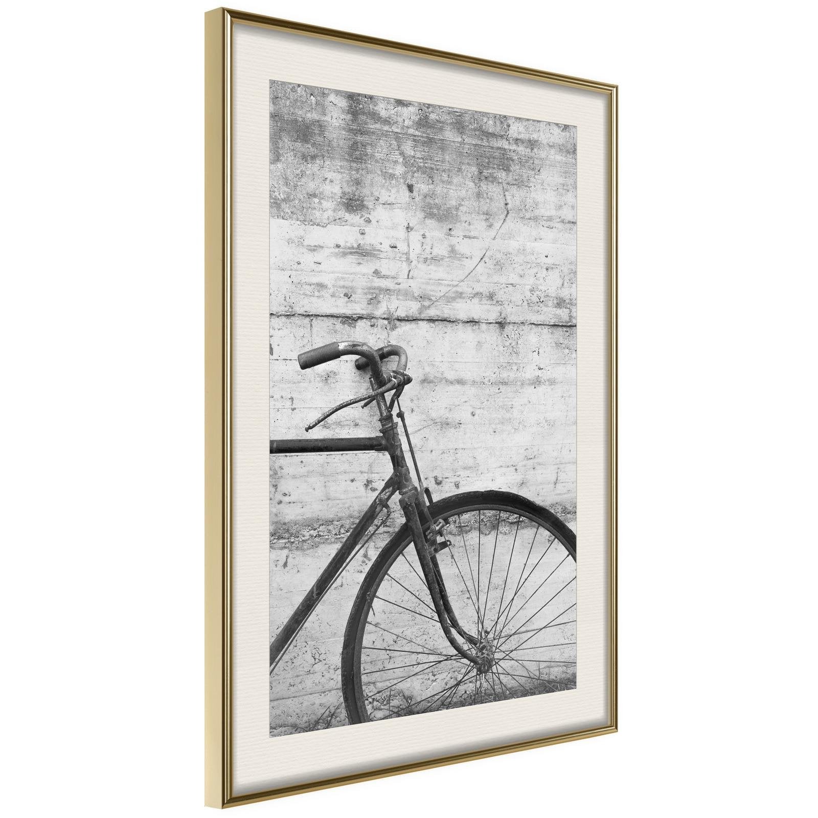 Inramad Poster / Tavla - Bicycle Leaning Against the Wall-Poster Inramad-Artgeist-20x30-Guldram med passepartout-peaceofhome.se