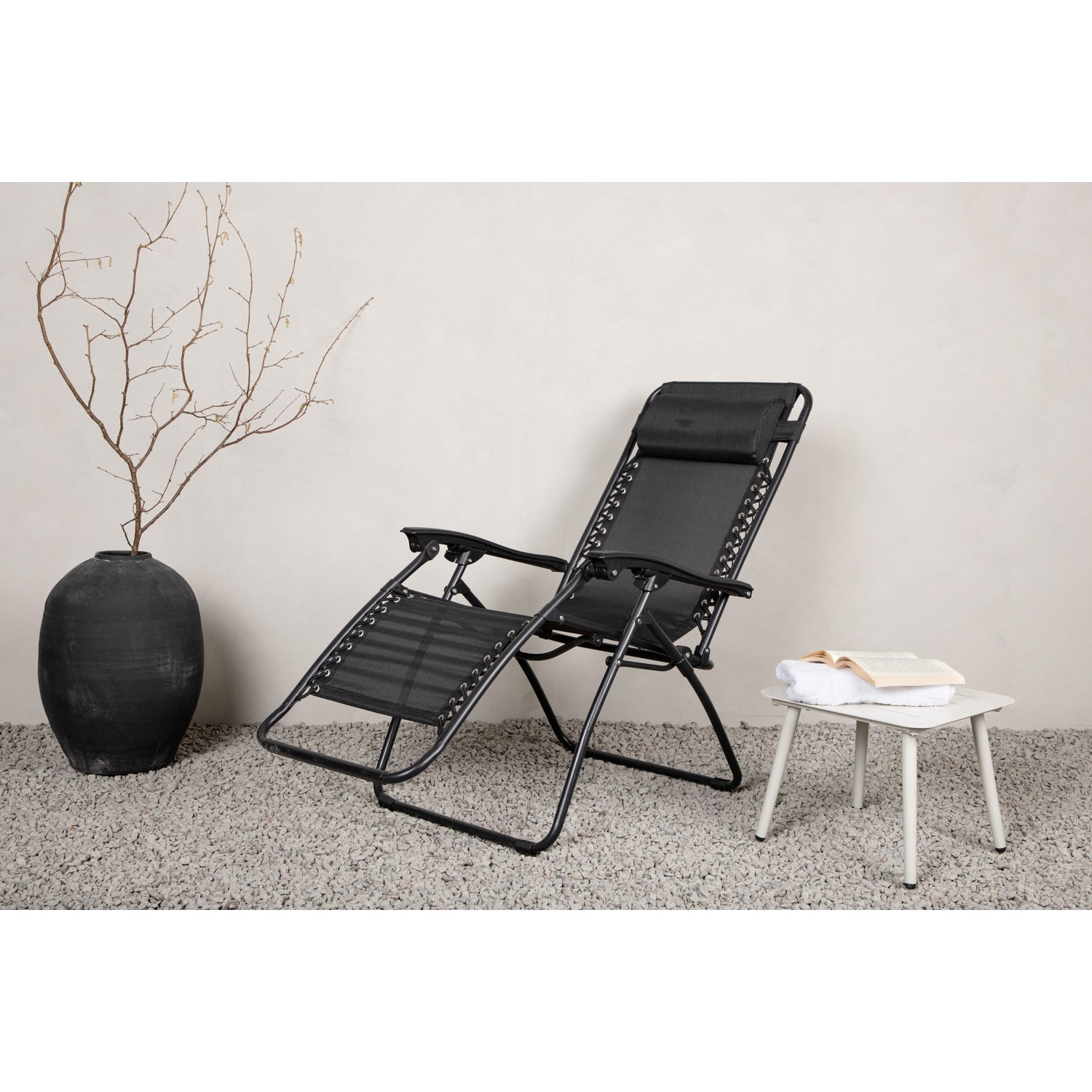 Melker Solstol-Relaxing-Venture Home-peaceofhome.se