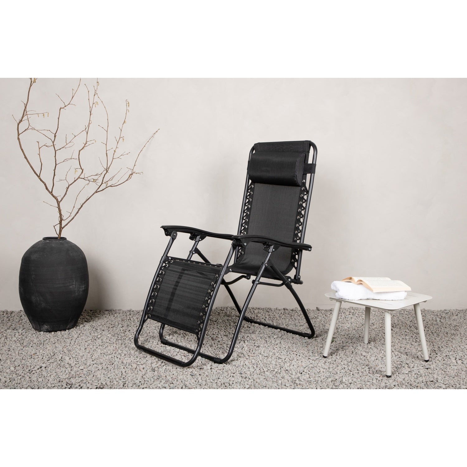 Melker Solstol-Relaxing-Venture Home-peaceofhome.se