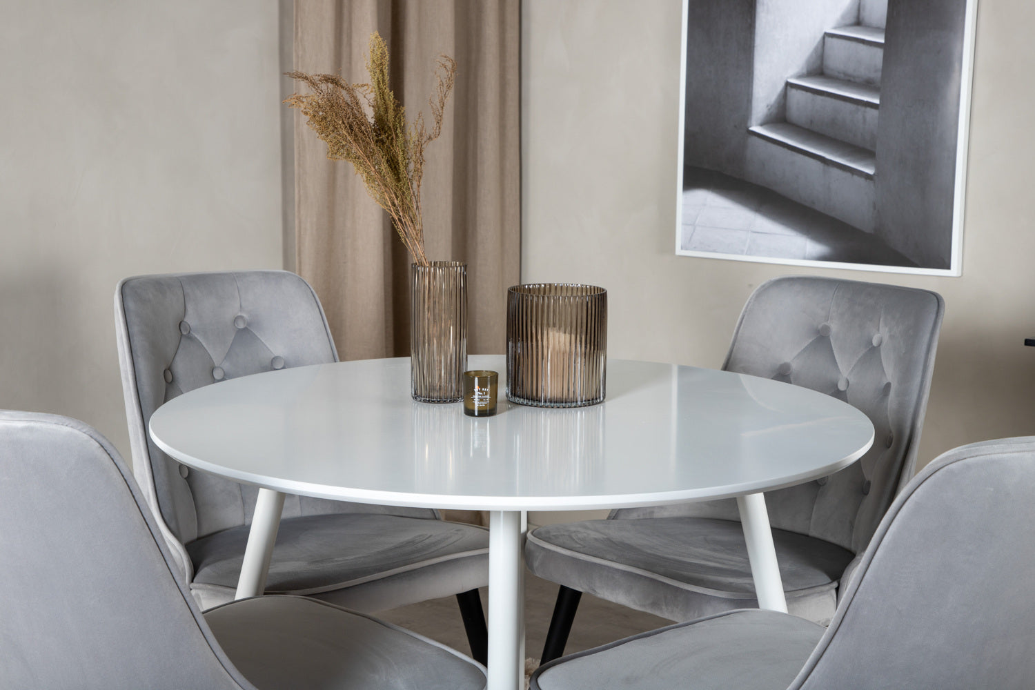 VELVET PLAZA Matbord ø100 + 4 stolar-Venture Home-peaceofhome.se