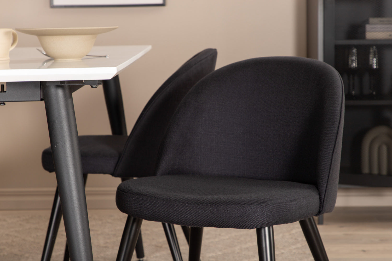 VELVET JIMMY Matbord 150/240x90 + 4 stolar-Venture Home-peaceofhome.se